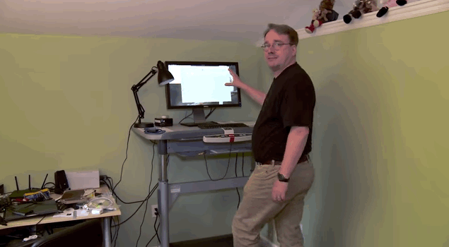 Linus Torvalds, inventeur de Linux, à son poste de travail / tapis-roulant
