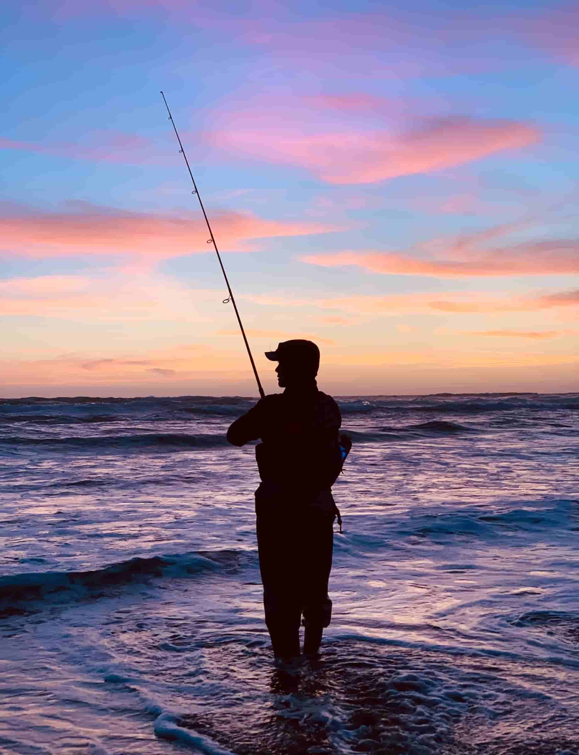 Sagoma di uomo che pesca durante il tramonto photo – Photo États unis Gratuite sur Unsplash